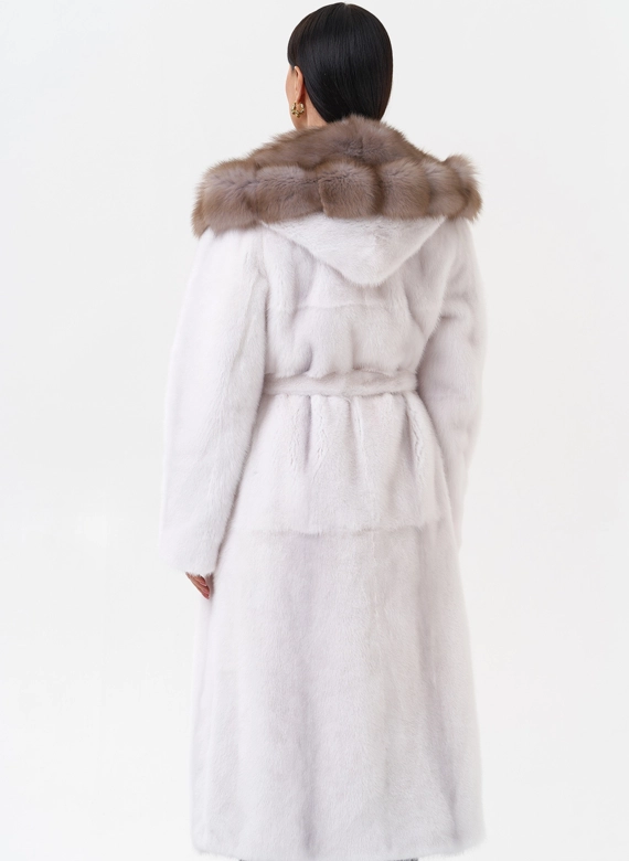 Белая шуба из норки с куницей