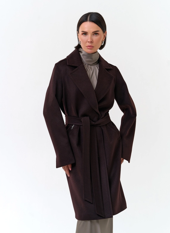 Женское пальто коричневого цвета с поясом