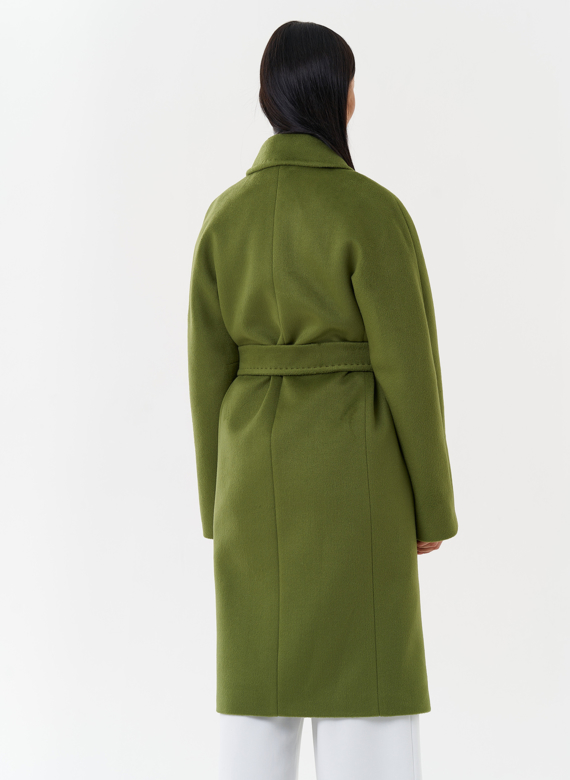Женское пальто зеленого цвета с поясом