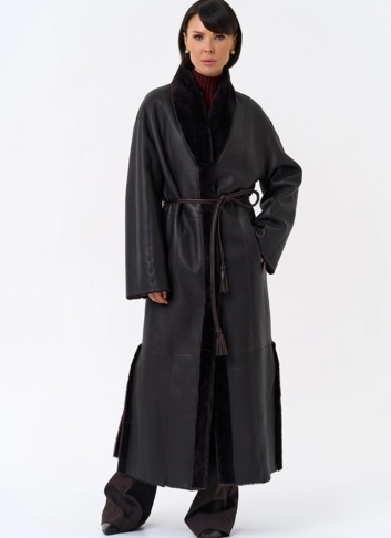 Женская двухсторонняя дубленка с декоративным поясом фото