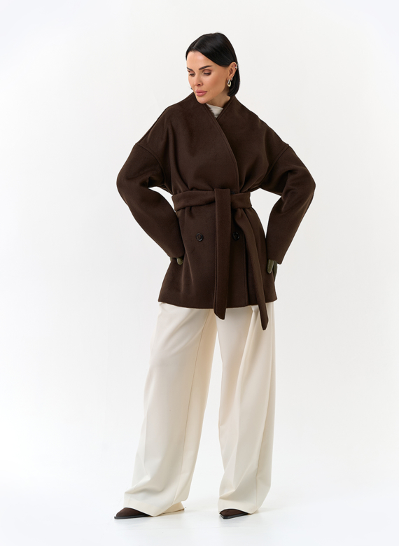 Женское укороченное пальто с поясом