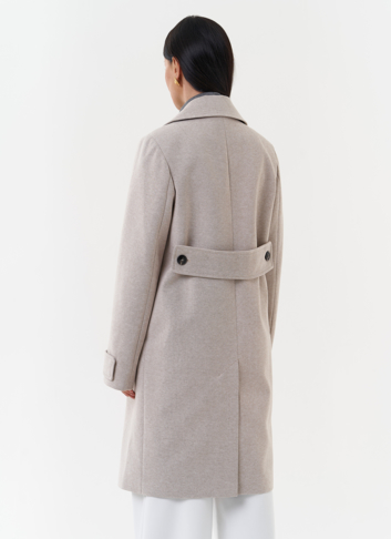 Пальто бежевого цвета с английским воротником