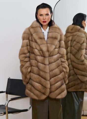 Женская шуба из куницы с воротником шаль