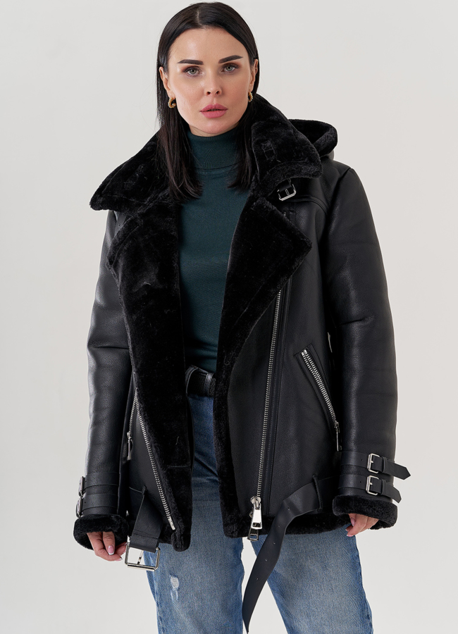 Женская дубленка пилот из эко кожи черного цвета  модель № 79311 меха малина