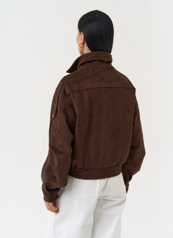 Женская куртка бомбер из эко замши коричневого цвета