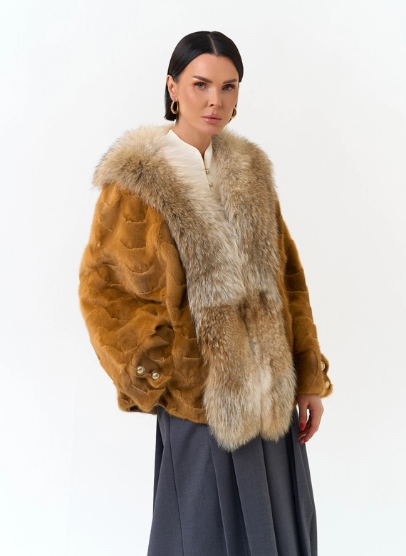 Шуба из норки с отделкой из меха койота фото