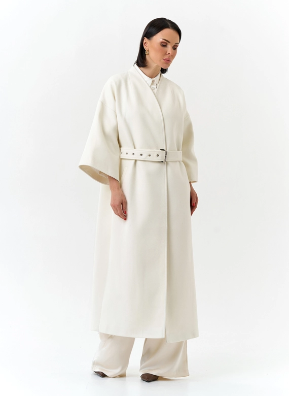 Женское пальто белого цвета фото