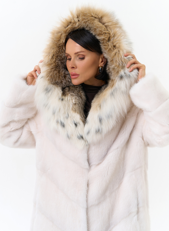 Светлая шуба с рысью