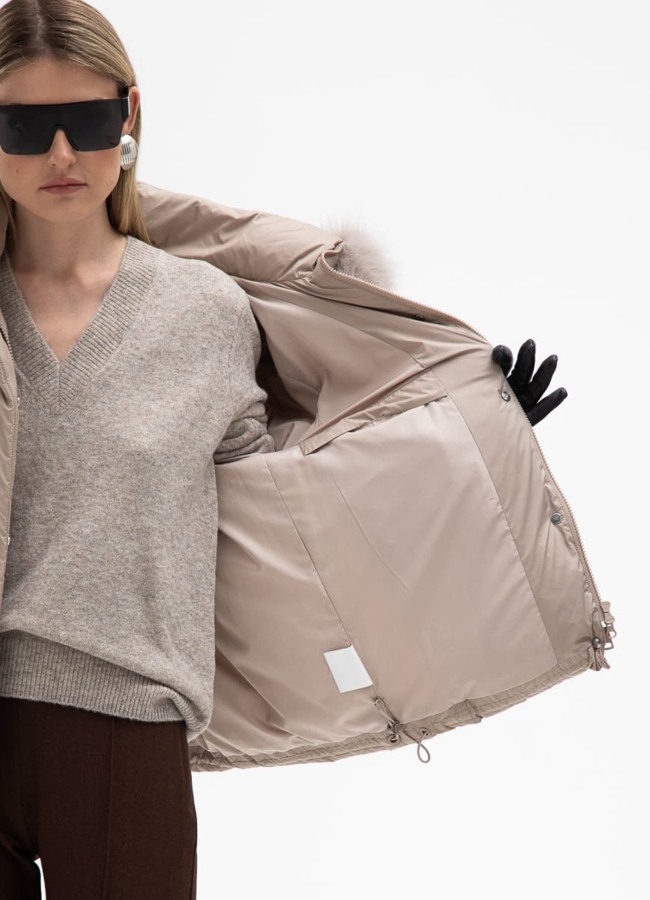 Короткий пуховик с капюшоном из меха песца модель № 31119 универмаг малина