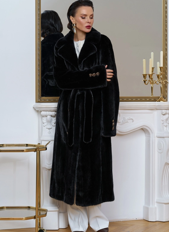 Шуба из меха норки с акцентными пуговицами
