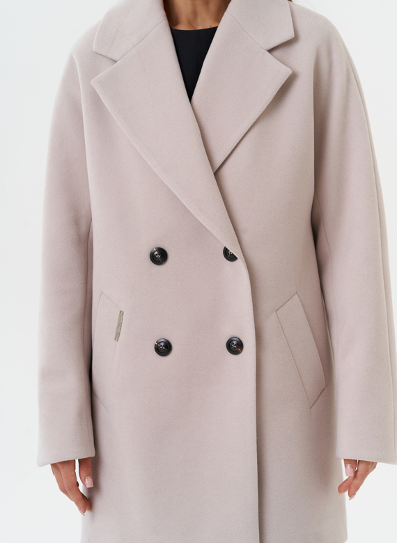 Двубортное светлое пальто