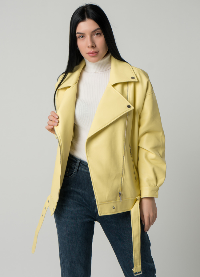 Женская удлиненная косуха-оверсайз в светло-желтом цвете модель № 22404 в кредит