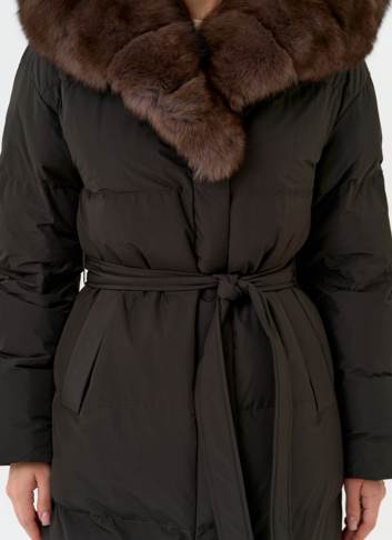 Женский пуховик с капюшоном из меха песца