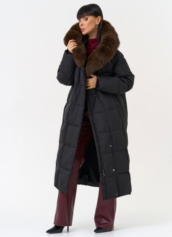Женский пуховик черного цвета с капюшоном из меха песца